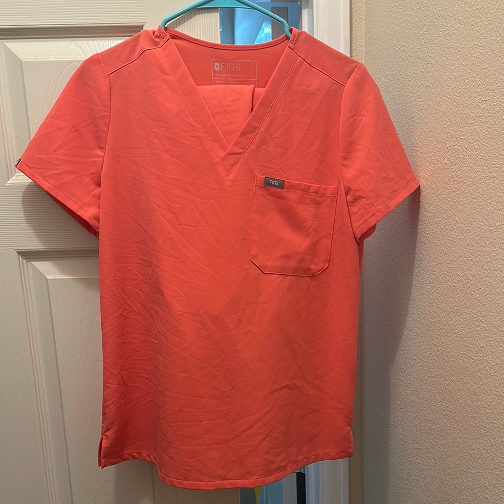 FIGS Coral V-Neck Scrub set (Small)
